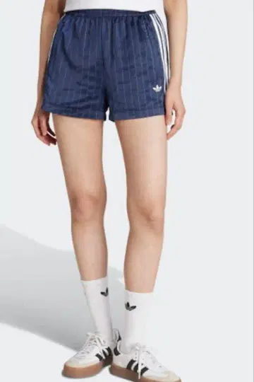 ADIDAS 핀스트라이프 새틴 숏팬츠 - 나이트 인디고
