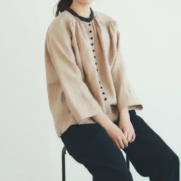 마가리 싸개 버튼의 린넨 블라우스