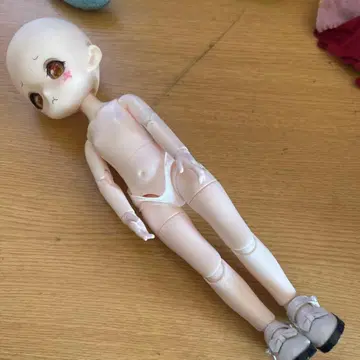 표정이 있는 스킨 컬러 인형