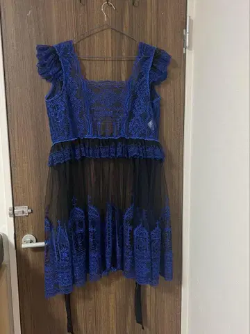 모와티에 레이스 자수 탭 파랑