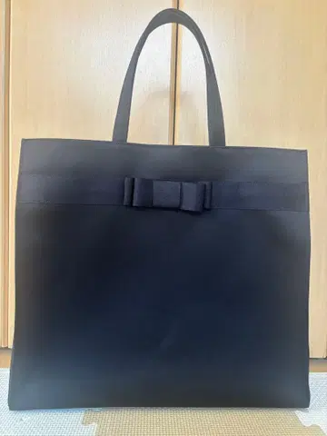 리본 포함 블랙 토트백