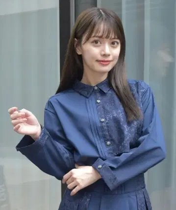 axes femme 자카드 절개 플리츠 셔츠