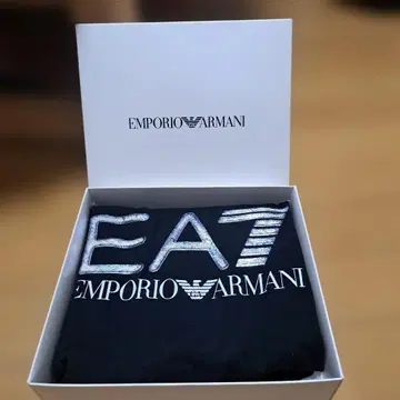 EA7 EMPORIO ARMANI 새상품 상자 택 포함 블랙 T셔츠