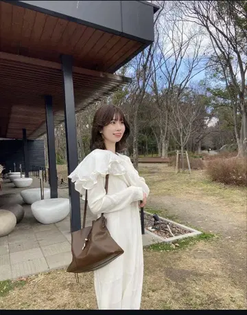 AcKa 프릴 달린 화이트 롱 원피스