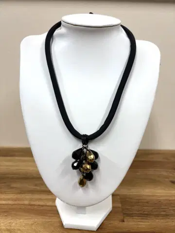 블랙과 금 목걸이