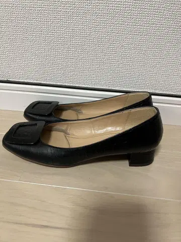 DIANA 블랙 스퀘어토 로우힐 펌프스