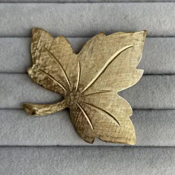 MONET 골드 컬러 브로치