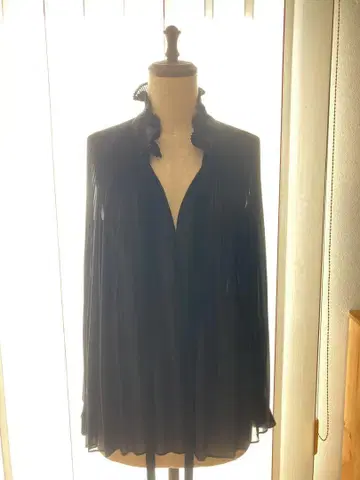 L'UNE 뤼뉴 배색 플리츠 프릴 블라우스 플리츠 보타이