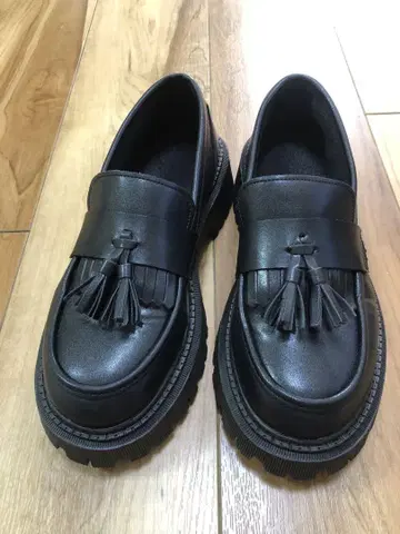 블랙 태슬 로퍼