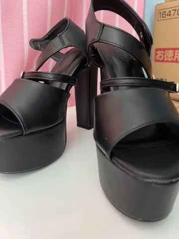 블랙 스트랩 힐 샌들