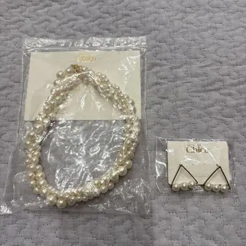 후즈 후 치코, 펄 목걸이, 펄 귀걸이