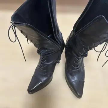 레이스업 블랙 가죽 하이힐 부츠