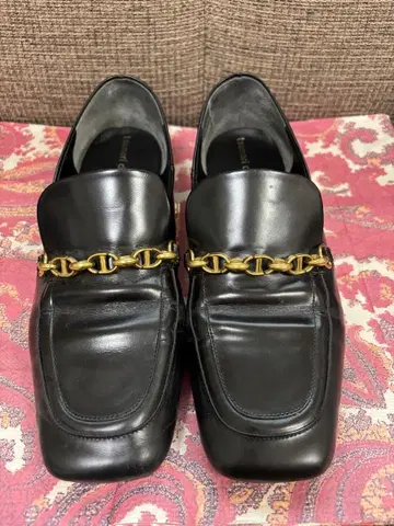 츠모리치사토 블랙 로퍼 골드 컬러 체인