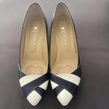 DIANA 네이비 화이트 펌프스