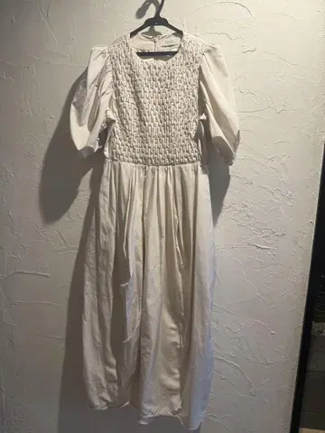 emmi 아이보리 스모킹 원피스