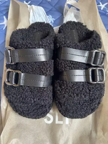 다크 브라운 퍼 소재 슬라이드 샌들