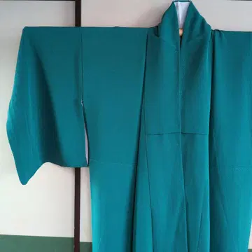 터콰이즈 색상의 기모노 꽃 자수 포함 미사용품