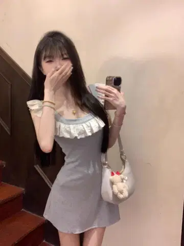 프릴이 달린 그레이 미니 원피스