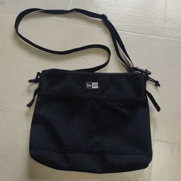 뉴에라 블랙 메쉬 숄더백