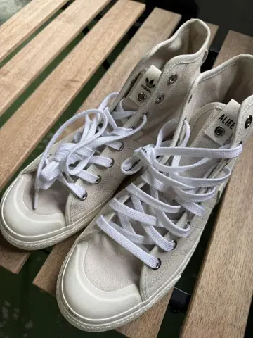 ALIFE 화이트 하이컷 스니커즈