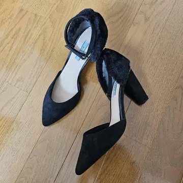 [배송비 포함] 블랙 스웨이드 퍼 장식 하이힐 펌프스