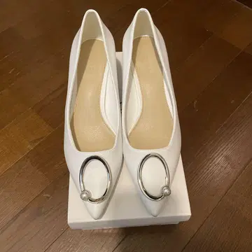 RANDA 화이트 펄 장식 펌프스