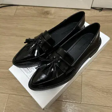 태슬 장식 블랙 로퍼