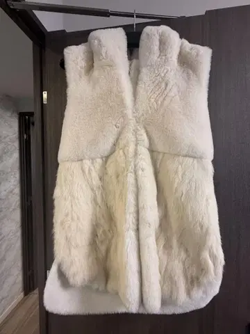모니레 아이보리 후드 부착 퍼 베스트