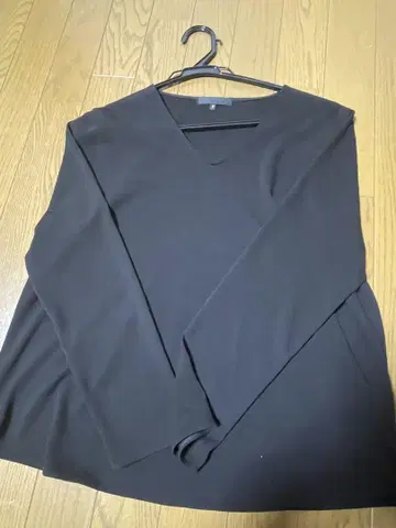 블랙 V넥 긴팔 상의 S