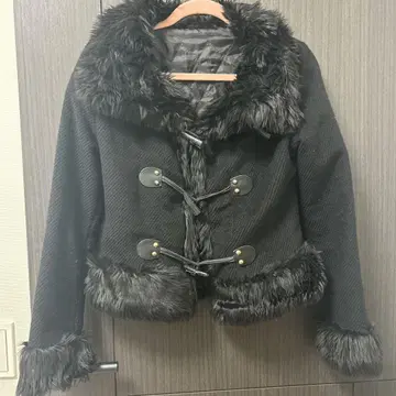 d.i.a. 퍼 달린 숏 기장 더플 코트