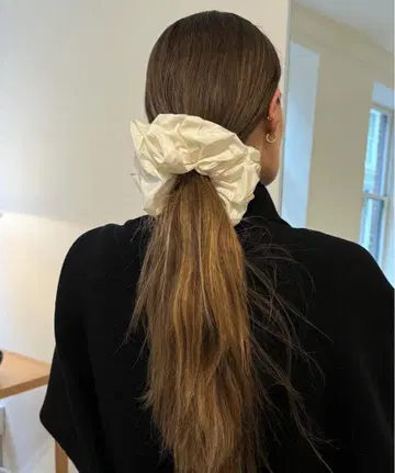 Pien scrunchie white poof