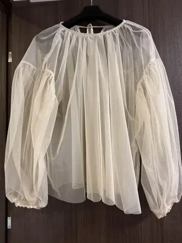 아이보리 쉬폰 벌룬 소매 블라우스 플라네