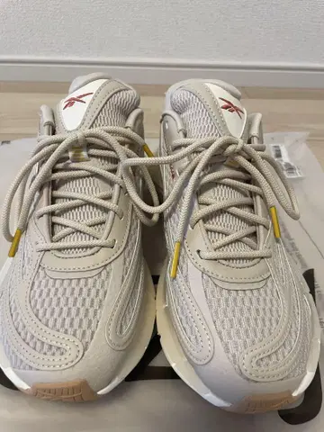미사용 Reebok Zig Kinetica II 베이지