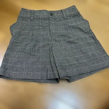 그레이 계열 체크 숏팬츠