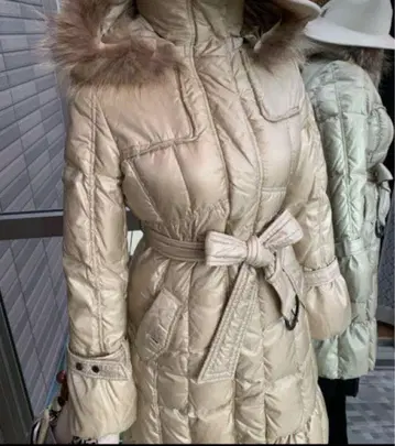 아이보리 후드 부착 다운 자켓