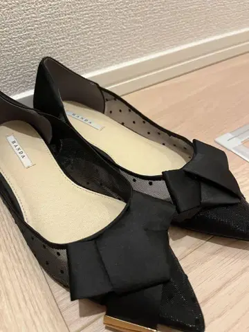 리본 포함 블랙 펌프스