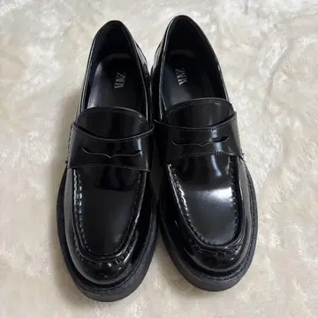 새상품급 ZARA 38 24.5cm 에나멜 로퍼