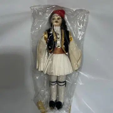 그리스 민족 의상 [푸스타넬라]를 입은 남성 인형