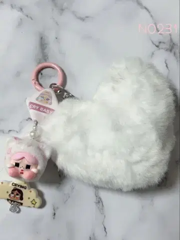 CRY BABY 하트형 퍼 키링