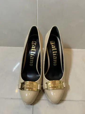 Galliano 베이지 하이힐 펌프스