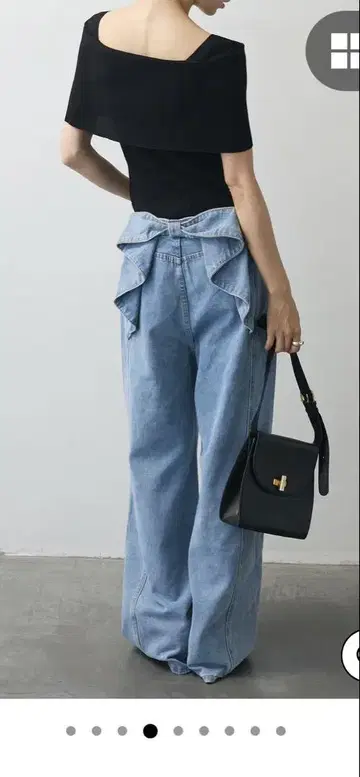 프릴이 달린 라이트 블루 데님 팬츠
