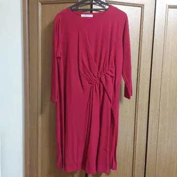 레드 긴팔 무릎 기장 원피스