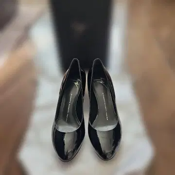 미사용 새상품 Giuseppe Zanotti 펌프스