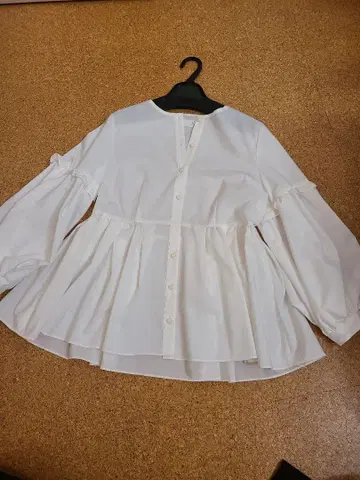 SONO 플레어 실루엣 화이트 셔츠 블라우스