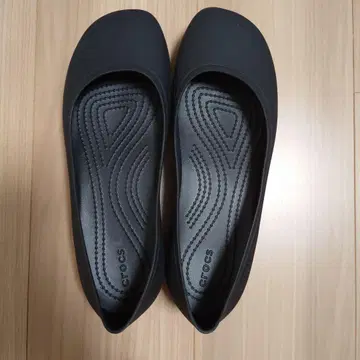 Crocs 블랙 플랫슈즈