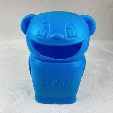 곰 모양의 파란 쓰레기통