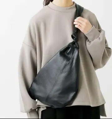 블랙 숄더백 POMTATA
