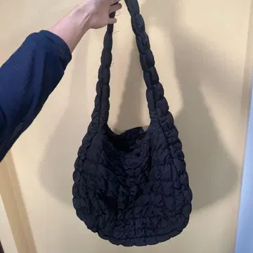 COS 퀼팅 오버 사이즈 숄더백 블랙