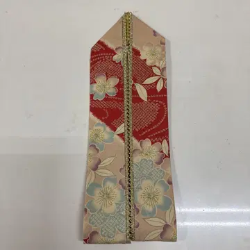 겹침 카라 빨간색과 꽃무늬 레트로