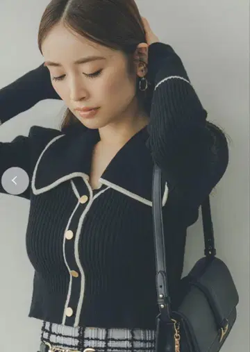 스나이델 빅 칼라 크롭 니트 풀오버 블랙